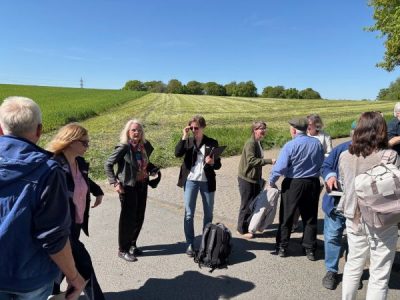 Blick auf die landwirtschaftlich genutzte Fläche Buschfeld währen der Ortsbesichtigung des Regionalrates am 29.4.26